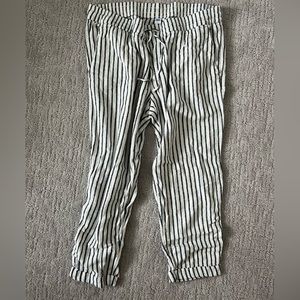 L Old Navy casual joggers.